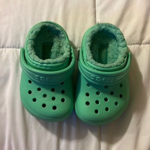 Turquoise fuzzy crocs size 5 in toddler